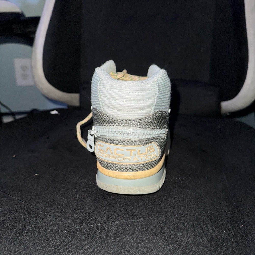 Travis Scott Kids Sneakers (Travis Scott’s x air trainer grey haze) sz 6Y 7.5W
